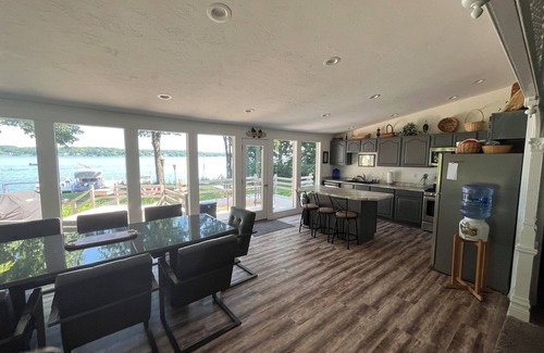 Delavan Lake House | ON the Lake! Spacious 5-bedroom house with WiFi and AC
