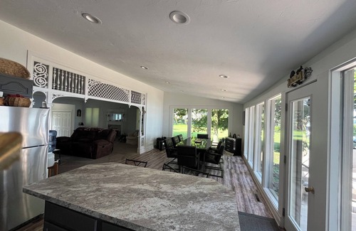 Delavan Lake House | ON the Lake! Spacious 5-bedroom house with WiFi and AC