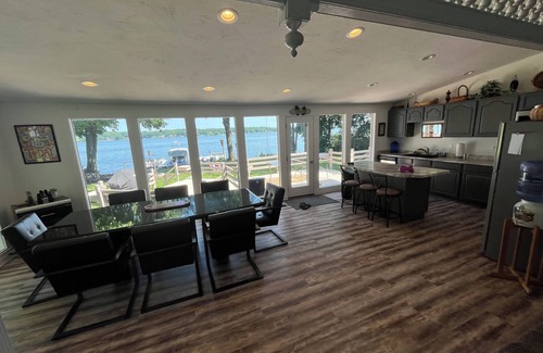 Delavan Lake House | ON the Lake! Spacious 5-bedroom house with WiFi and AC