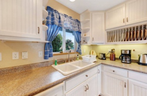 Bayshore House | On the majestic Pacific, Whales Wonder offers ocean views, peace and ambiance.