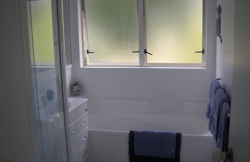Pauanui House | On the park, 6min walk to beach