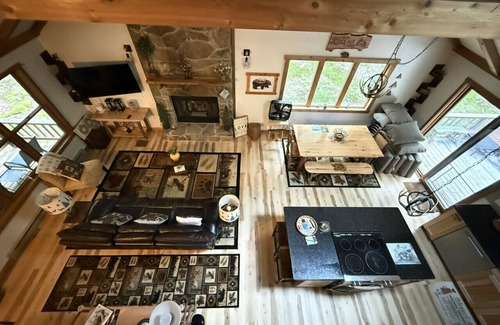 Alpine Lake Apartment | On the Rocks 4BR w/loft cabin tucked in the woods