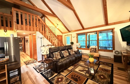 Alpine Lake Apartment | On the Rocks 4BR w/loft cabin tucked in the woods