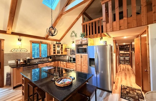 Alpine Lake Apartment | On the Rocks 4BR w/loft cabin tucked in the woods