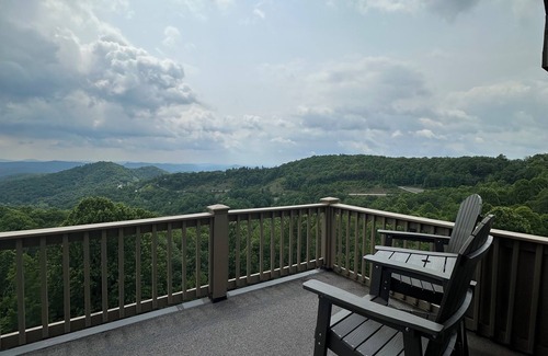 Apple Ridge Condo | On the Rocks - Cozy 1-br condo w/stunning views 5 mins to downtown Blowing Rock