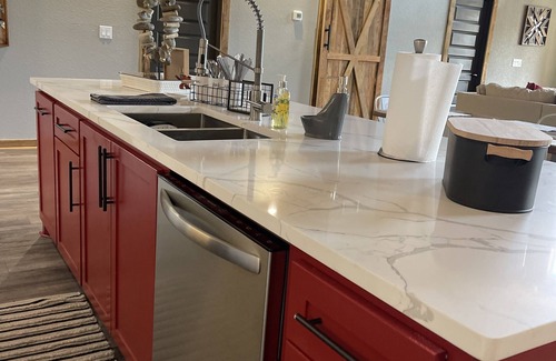Glenwood Cabin | ON THE ROCKS is the place to be! A new spacious cabin & fully stocked!