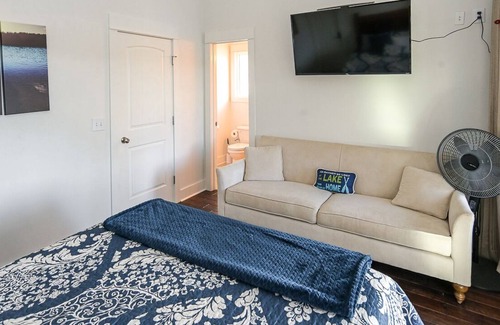 Crane Hill Cottage | On the Rocks, Rock Creek Smith Lake