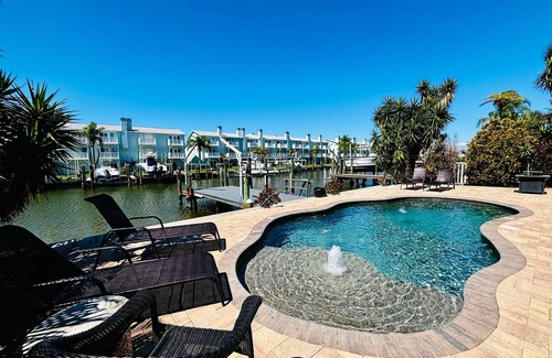 Independence Square House | On The Rocks/Waterfront/Pool/Foosball/Mins 2 Beach