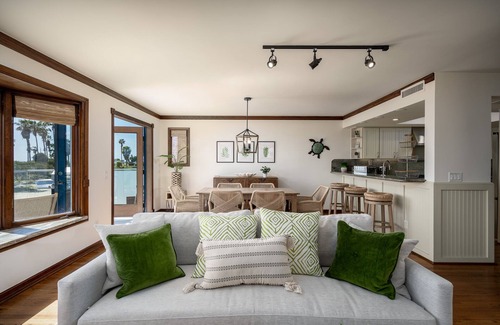 South Mission Beach House | On the Sand! | Single-Family Oceanfront Home | AC + Sunset Views