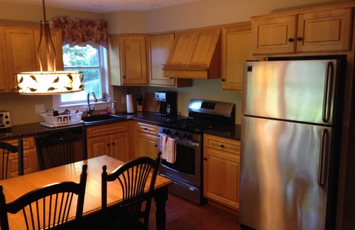 Jeffersonville House | On the trail map! Walk to everything! Sleeps 10!