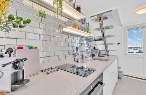 Seafront Apartment | On the Water 7| Free Parking | By My Getaways