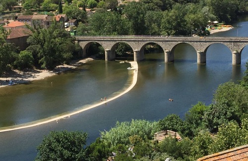 Roquebrun House | On vacation with the dog? House with enclosed garden in the center of Roquebrun.