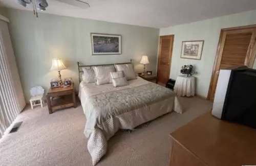 Leesburg House | On Weiss Lake 40 steps to the Water! Come early, stay late-1:00 pm check in/out!
