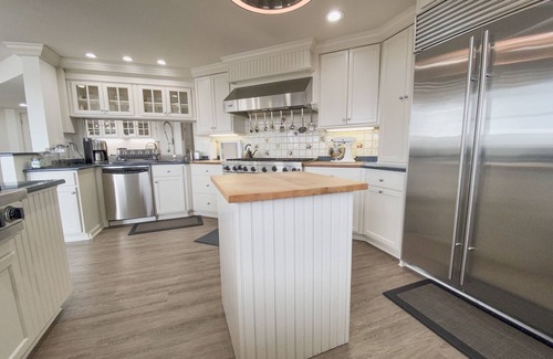 Avalon House | Once in a lifetime vacation opportunity with expansive space for the family to enjoy together all while being directly on the beach.