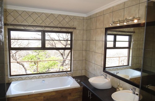 Okaukuejo House | Onduri Lodge - In Okaukuejo