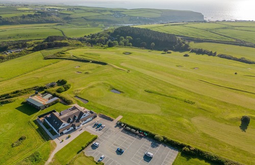 Saint Columb Major Apartment | One bed flat with golf and the beach on your doorstep!