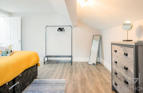 Evesham Apartment | One Bed Penthouse in Town Centre