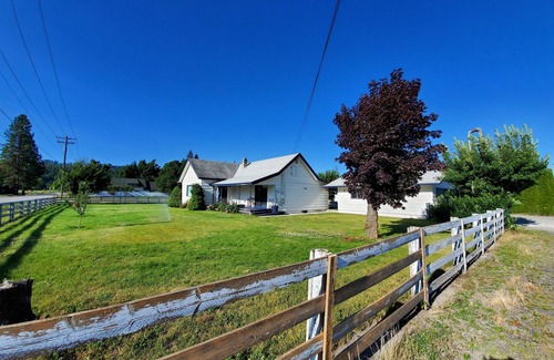 Coeur d'Alene House | One bed room -LOWER UNIT- Kitchenette