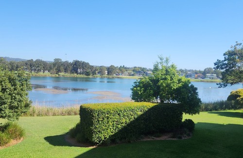 North Narrabeen Apartment | One bedroom apartment over looking the lake and only 400mtrs walk to the beach
