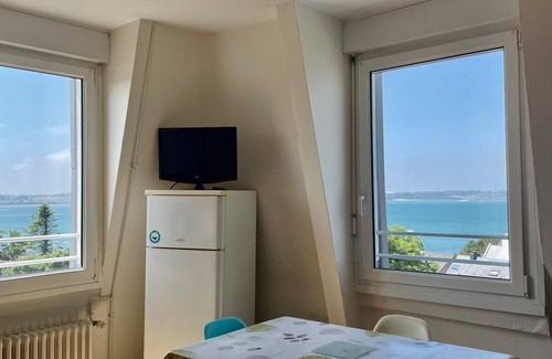 Carantec Apartment | One-Bedroom Apartment with Sea View