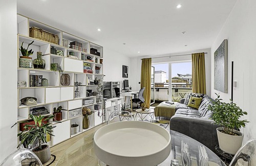 Larkhall Apartment | One-bedroom Apartment With A Balcony In Stockwell