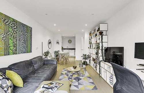 Larkhall Apartment | One-bedroom Apartment With A Balcony In Stockwell