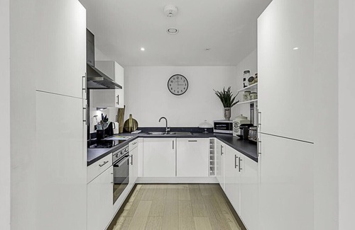 Larkhall Apartment | One-bedroom Apartment With A Balcony In Stockwell