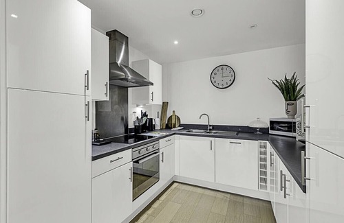 Larkhall Apartment | One-bedroom Apartment With A Balcony In Stockwell