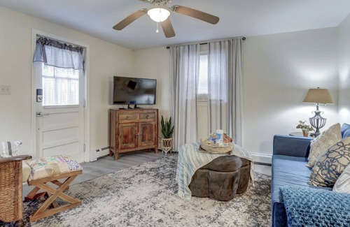 Belmont Apartment | One bedroom apt in Belmont - MONTHLY DISCOUNTS