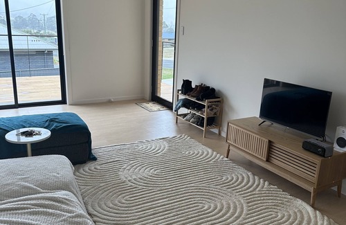 Bagdad House | One bedroom, bathroom and office available in a quiet country house with a cat.