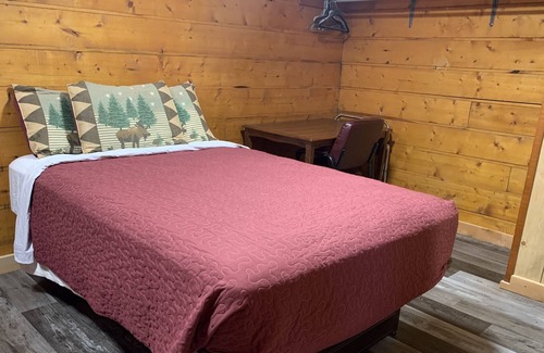 South Fork Cabin | One Bedroom cabin with queen Bed and a pull out