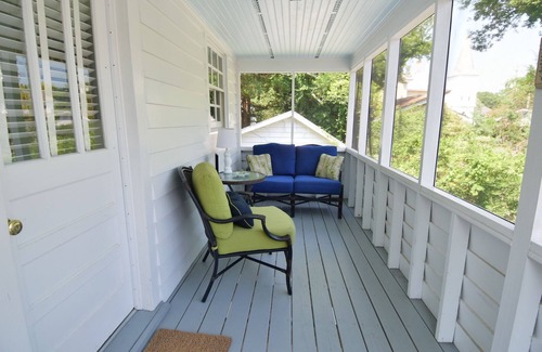 Morehead City Apartment | One Bedroom Carriage House- 131 Craven Streetn300 feet from Beaufort Waterfront