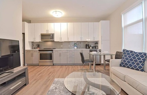 Central-Maverick Square - Paris Street Apartment | One Bedroom | Full Kitchen | Washer/Dryer | Upscale Amenities