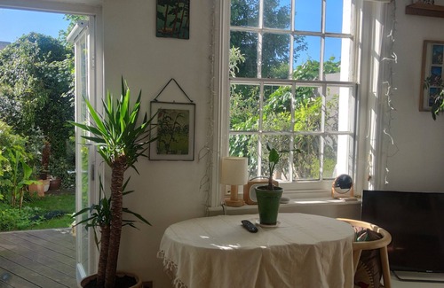 Brighton City Centre Apartment | One-bedroom apartment with private garden near to Brighton Station - Seven Dials