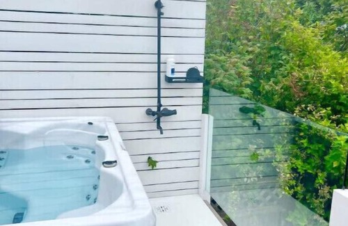 Hialeah Apartment | One bedroom in Kits with hot tub and city viewsnn
