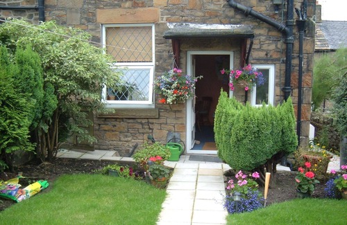 Furness Vale House | ONE BEDROOM PEAK DISTRICT COTTAGE 2MINS WALK TO PEAK FOREST CANAL