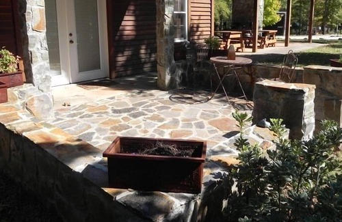Cross Hill Cabin | One Bedroom Private Getaway with Lake Access