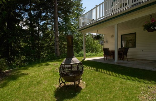 Taghum Apartment | One Bedroom Suite with Hot Tub in Bonnington