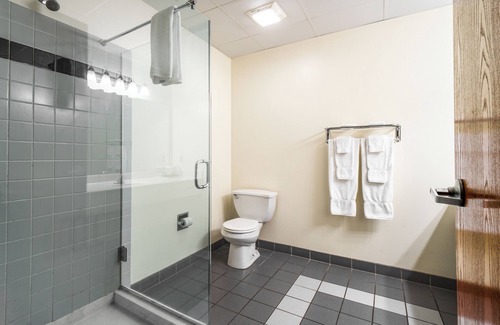 Put-in-Bay Hotel | One Block from Downtown with Lake View