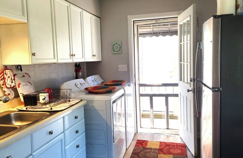 Geneva House | ONE BLOCK from GRAPE JAMBOREE in DOWNTOWN GENEVA!