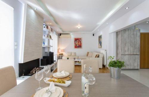 Palaio Faliro Apartment | ONE block from the sea Family house at Floisvos