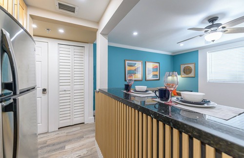 South Beach Condo | One block from the beach! South Beach/Ocean Dr - 1 Bed/Bath - Muscle Beach