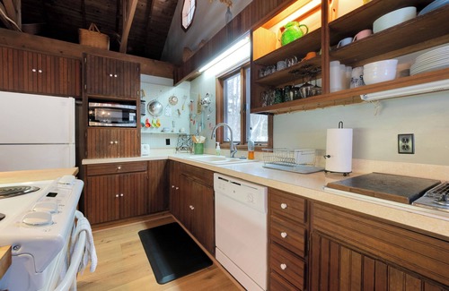 Onekama House | One Cozy Cottage- Pumpkin Spice & Lakeside Vibes – Fall Getaway Awaits!