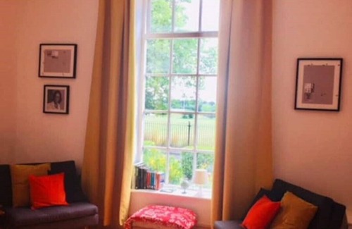 Liverpool Apartment | One double bedroom ground floor apt, with two sofa beds in lounge