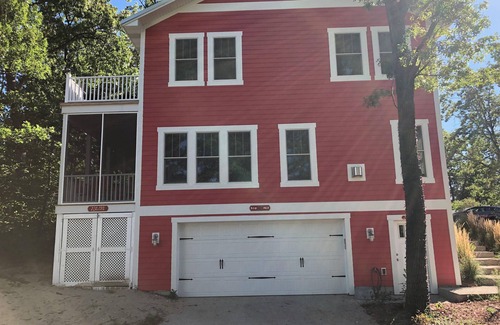 Michigan City House | One hour & 15 minutes from Chicago! Create family traditions at Big Red!