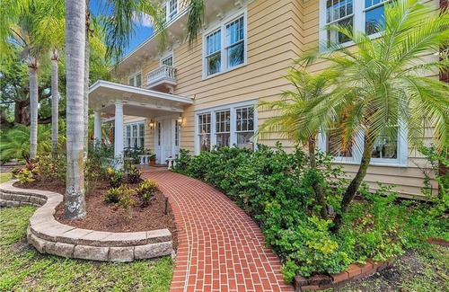 Historic Old Northeast House | ONE Inn St. Pete: Unique 7-Room Gem, Steps from Downtown & Vinoy Park!