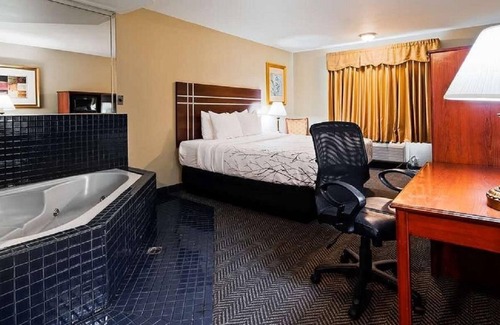El Cajon House | One King Jacuzzi Suite