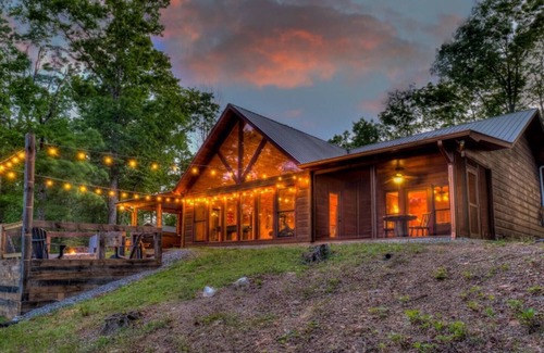 Blue Ridge Cabin | One Level, fire pit, hot tub, 3 acres, peloton!
