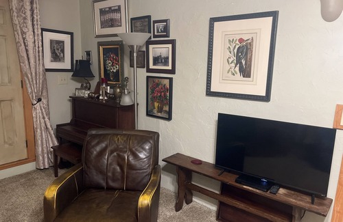 Burlington House | One Mile from I 5 Lovely suite, gas fireplace, air conditioned, dog friendly.