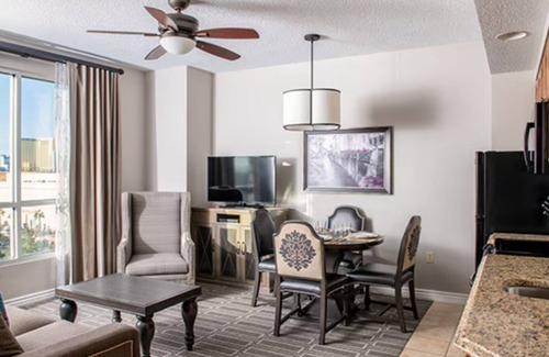 Las Vegas Resort | One Mile From Vegas Strip-Dazzling Vegas Views - Wyndham Grand Desert-1 Bd. Dlx.